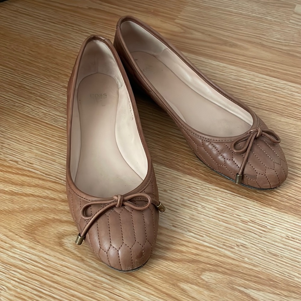 Hugo boss brown leather flats in size 38